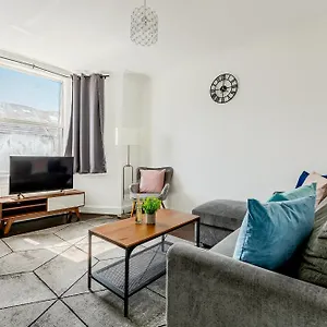 https://stylish-flat-in-london-with-free-parking.brighton-hotels-england.com
